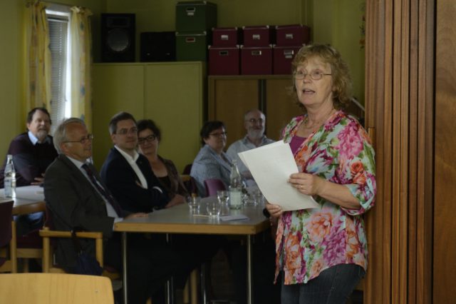 Begrüßung der Gäste durch Annette Andernacht, Vorsitzende der Initiative Opferdenkmal. (Foto: Uwe Seemann) _DSC3037
